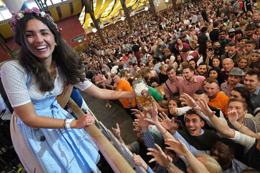 Khách tham dự được thưởng thức những loại bia ngon nhất của nước Đức. (Ảnh: Getty)