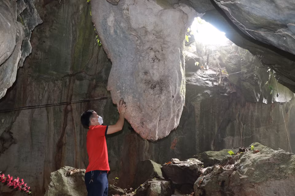 Chiếc chuông bằng đá lớn ở động Đền Trung chùa Hang São, khi gõ vào âm vang như trống đồng. (Ảnh: Việt Dũng/TTXVN)