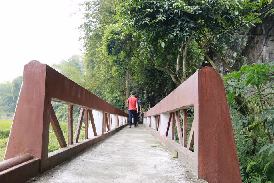 Lối vào chùa Hang São ở thôn làng São, xã Tân Lập, huyện Lục Yên, tỉnh Yên Bái. (Ảnh: Việt Dũng/TTXVN)