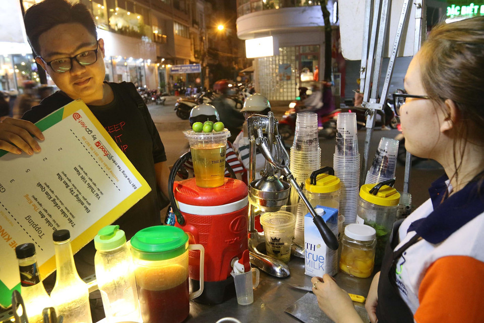 Các loại thức uống trên đường Sư Vạn Hạnh nối dài, quận 10. (Ảnh: Thanh Vũ/TTXVN)