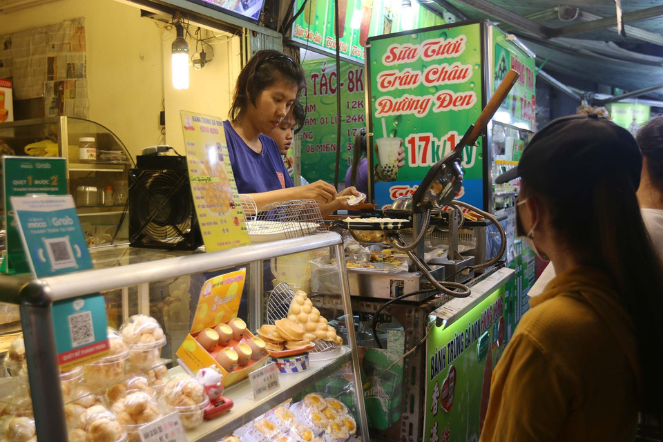 Bánh trứng gà non là món ăn cuốn hút trẻ em và phụ nữ. (Ảnh: Thanh Vũ/TTXVN)