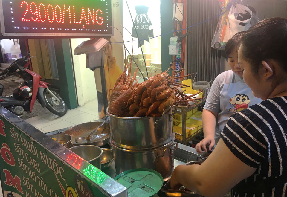 Đặc sản tôm càng xanh với các loại nước sốt trên đường Nguyễn Thượng Hiền, quận 3. (Ảnh: Thanh Vũ/TTXVN)