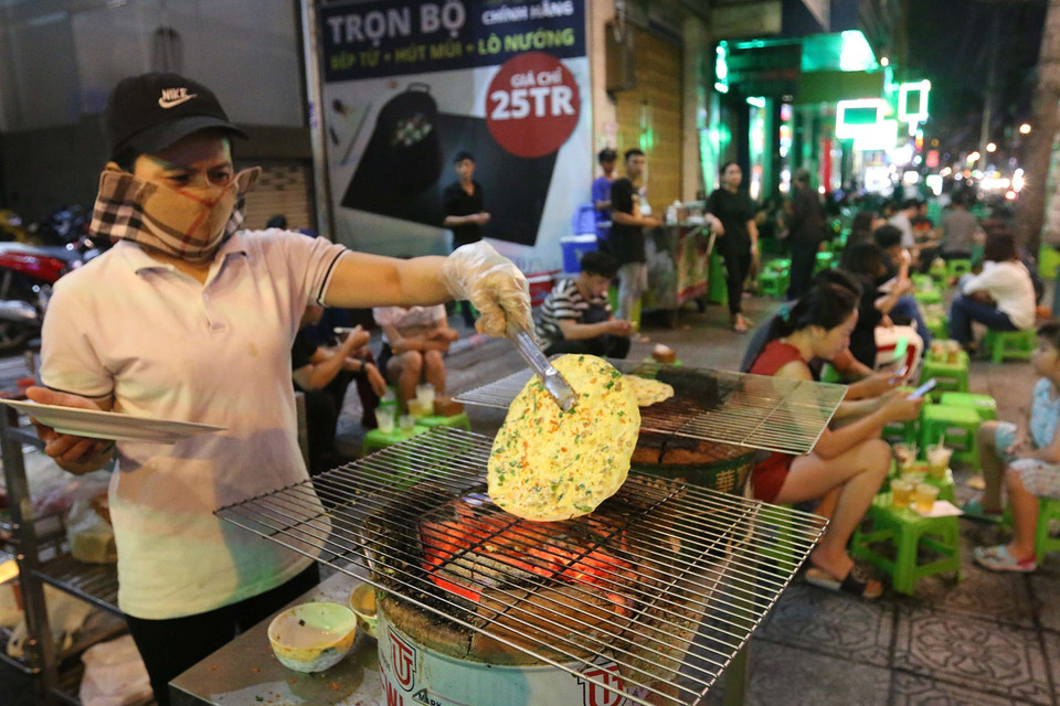 Bánh “Pizza đường phố” từng gây sốt cho nhiều người ưa thích ẩm thực đường phố. (Ảnh: Thanh Vũ/TTXVN)