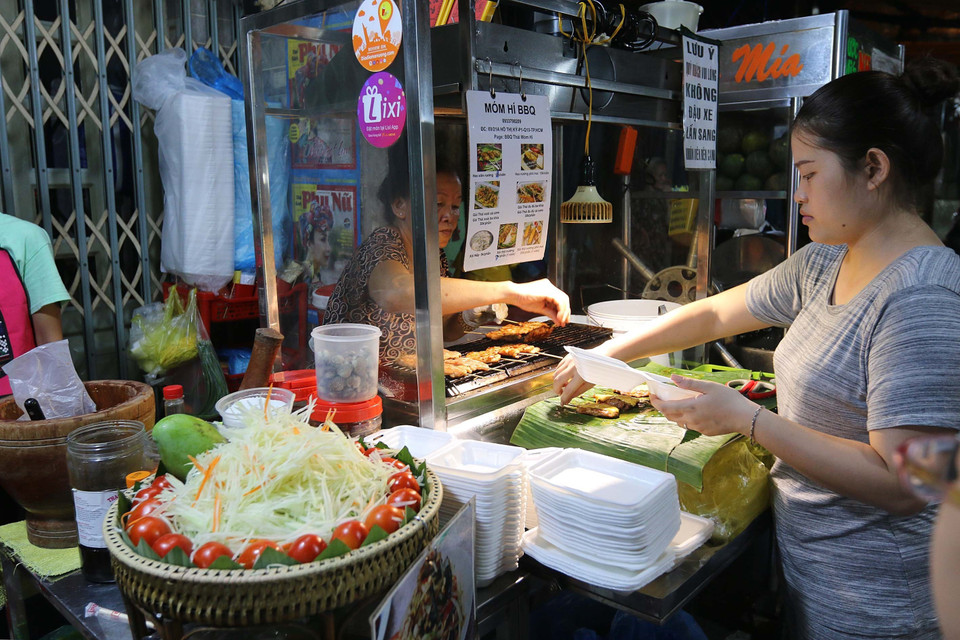 Xôi thịt nướng phômai trên đường Hồ Thị Kỷ, quận 10. (Ảnh: Thanh Vũ/TTXVN)