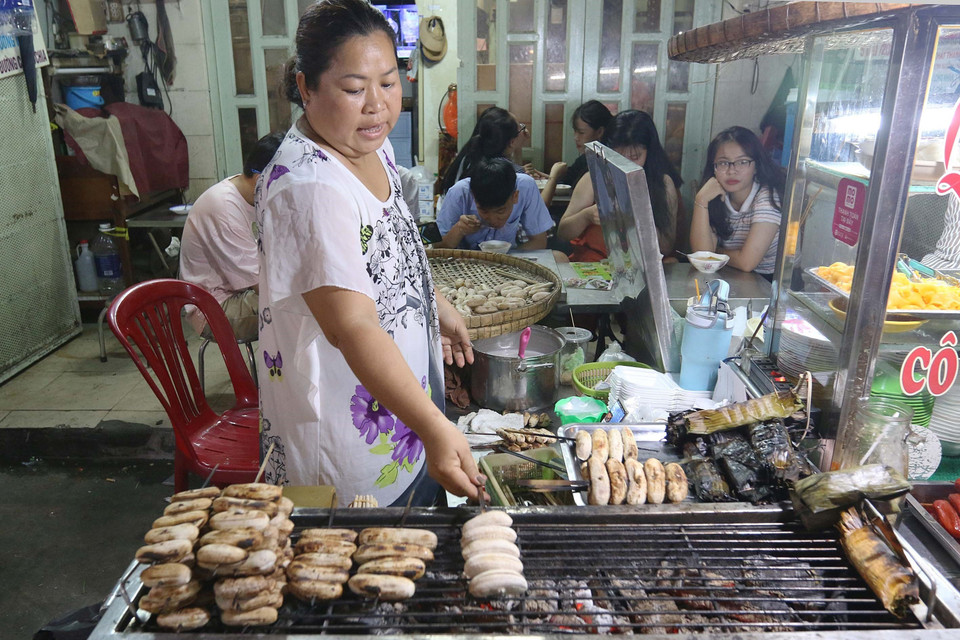 Chuối đập nướng với nước cốt dừa béo ngậy trên đường Hồ Thị Kỷ, quận 10. (Ảnh: Thanh Vũ/TTXVN)