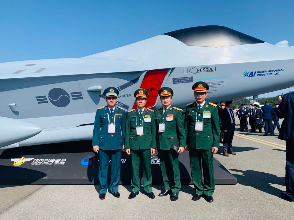 Trung tướng Nguyễn Tân Cương, Ủy viên Ban chấp hành Trung ương Đảng, Phó Tổng tham mưu trưởng Quân đội Nhân dân Việt Nam, dẫn đầu đoàn đại biểu Bộ Quốc phòng Việt Nam thăm quan triển lãm. (Ảnh: Mạnh Hùng/TTXVN)