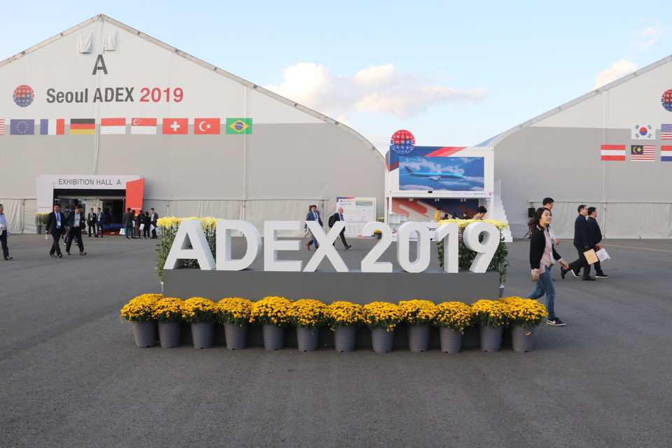 Khoảng 430 doanh nghiệp quốc phòng từ 34 quốc gia trên thế giới đã tham dự Seoul ADEX 2019. (Ảnh: Mạnh Hùng/TTXVN)