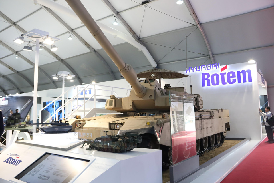 Xe tăng hạng nặng do công ty Huyndai (Hàn Quốc) chế tạo. (Ảnh: Mạnh Hùng/TTXVN)