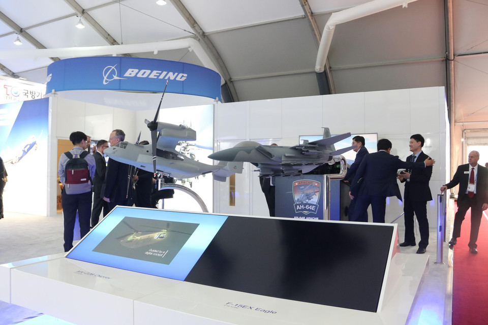 Gian hàng của tập đoàn sản xuất máy bay Boeing tại triển lãm. (Ảnh: Mạnh Hùng/TTXVN)