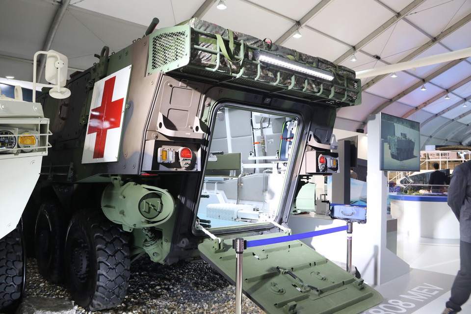 Mẫu xe cứu thương hiện đại do Hàn Quốc chế tạo. (Ảnh: Mạnh Hùng/TTXVN)