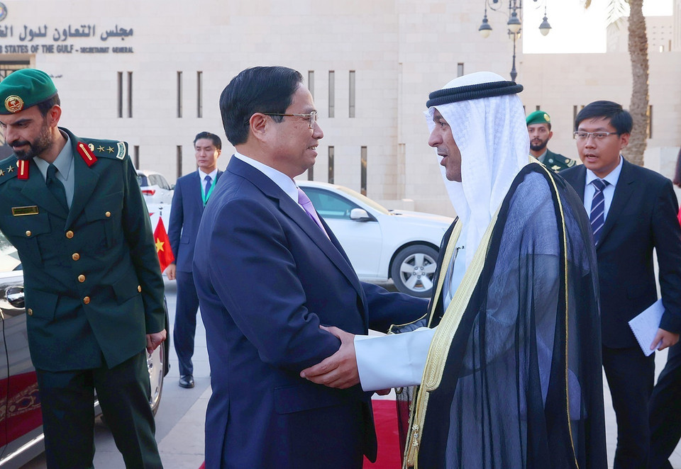 Chiều 19/10/2023, tại thành phố Riyadh (Saudi Arabia), Thủ tướng Phạm Minh Chính đến thăm Trụ sở Hội đồng Hợp tác Vùng Vịnh (GCC) và làm việc với Tổng Thư ký GCC. (Ảnh: Dương Giang/TTXVN)