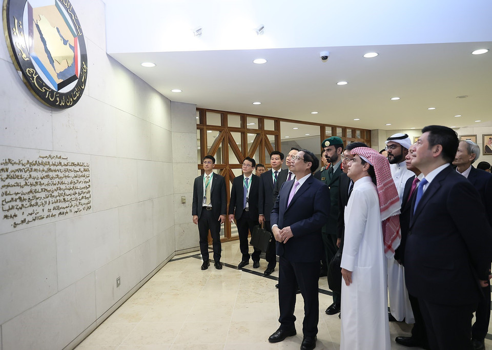 Thủ tướng Phạm Minh Chính xem trưng bày ảnh và hiện vật lịch sử các nước vùng Vịnh. (Ảnh: Dương Giang/TTXVN)