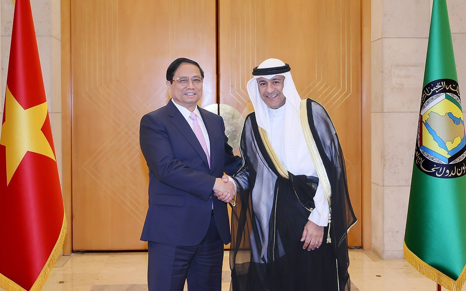 Tổng Thư ký GCC Jassim Muhammad Al-Budaiwi đón Thủ tướng Phạm Minh Chính. (Ảnh: Dương Giang/TTXVN)