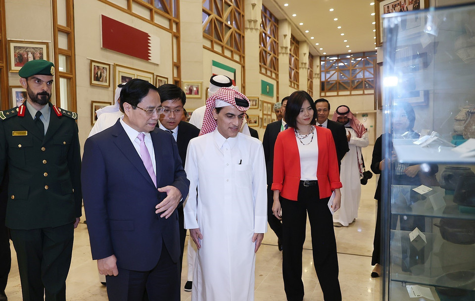 Thủ tướng Phạm Minh Chính xem trưng bày ảnh và hiện vật lịch sử các nước vùng Vịnh. (Ảnh: Dương Giang/TTXVN)