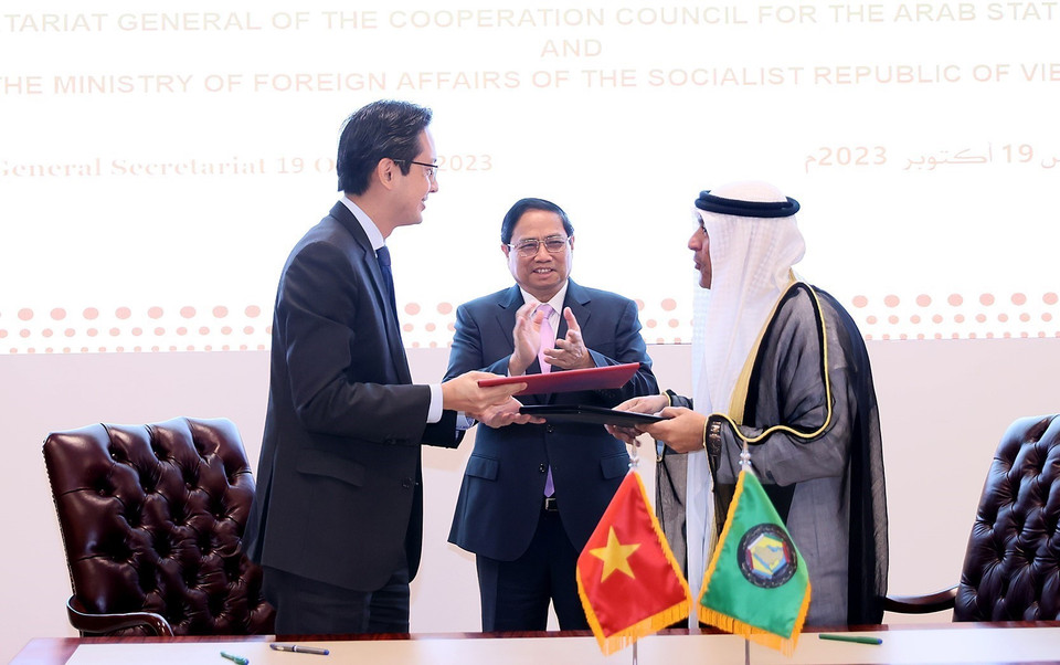 Thủ tướng Phạm Minh Chính chứng kiến Lễ ký Biên bản ghi nhớ giữa Bộ Ngoại giao Việt Nam và Ban Thư ký GCC. (Ảnh: Dương Giang/TTXVN)