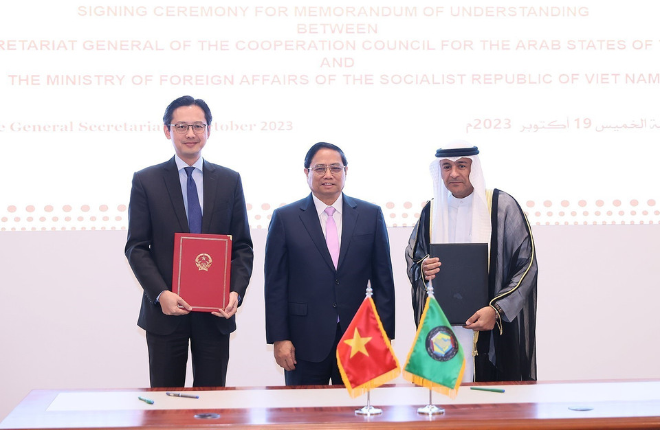 Thủ tướng Phạm Minh Chính chứng kiến Lễ ký Biên bản ghi nhớ giữa Bộ Ngoại giao Việt Nam và Ban Thư ký GCC. (Ảnh: Dương Giang/TTXVN)