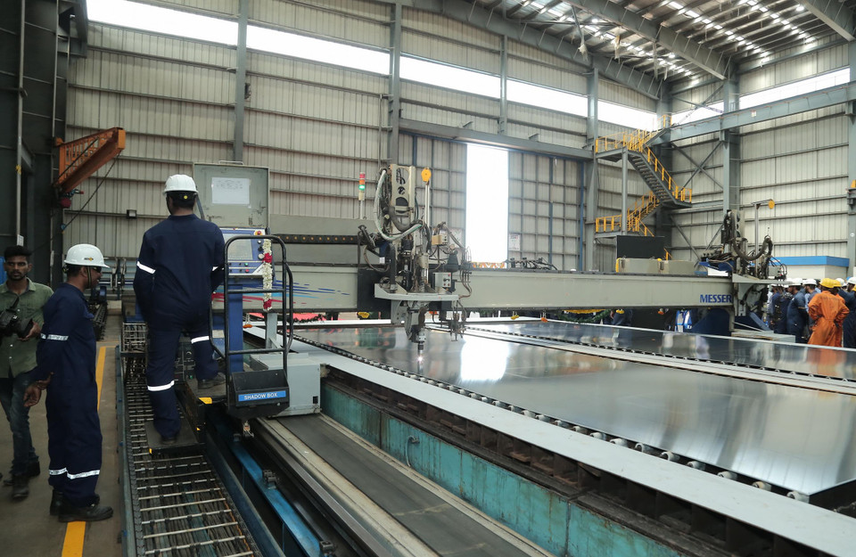 Máy cắt thép hoạt động trong lễ khởi công dự án. (Ảnh: Huy Lê/TTXVN)