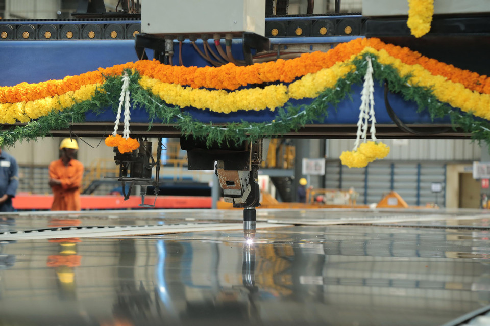 Cận cảnh máy cắt thép hoạt động trong lễ khởi công dự án. (Ảnh: Huy Lê/TTXVN)