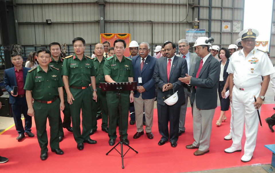 Thiếu tướng Hoàng Đăng Nhiễu, Phó Tư lệnh Bộ đội Biên phòng Việt Nam bấm nút tại lễ cắt thép khởi công dự án. (Ảnh: Huy Lê/TTXVN) 