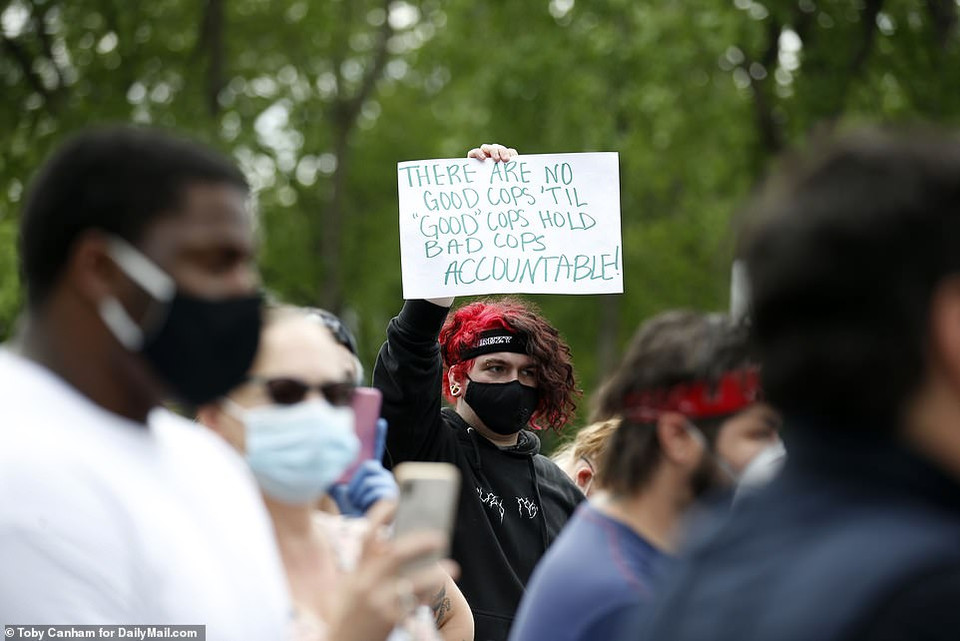 Người biểu tình đòi những cảnh sát liên quan đến vụ sát hại George Floyd phải chịu trách nhiệm. (Ảnh: Daily Mail)