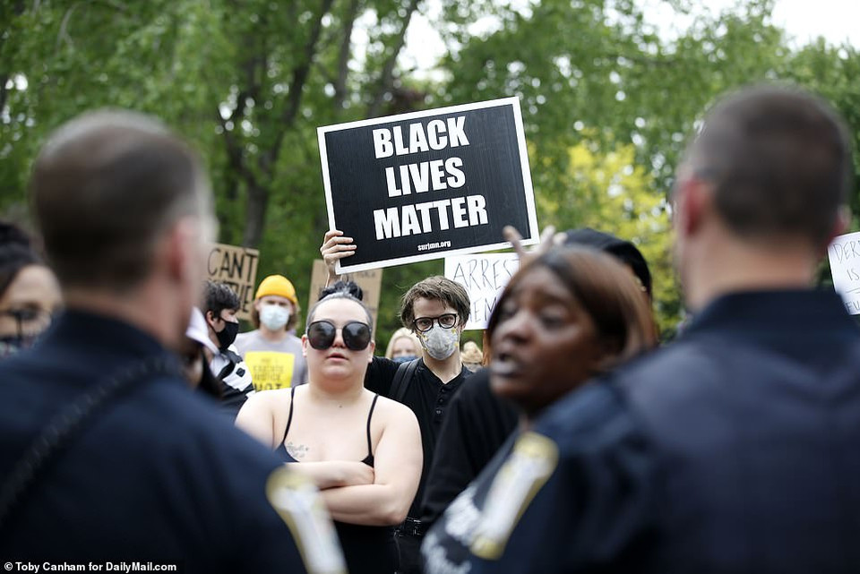 Người biểu tình phản đối nạn phân biệt chủng tộc.(Ảnh: Daily Mail)