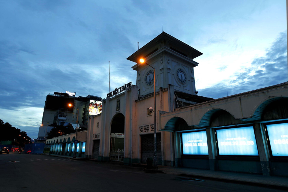 Nhiều tuyến phố ở trung tâm Thành phố Hồ Chí Minh vắng bóng người trước giờ thực hiện giãn cách theo Chỉ thị 16. (Ảnh: TTXVN)