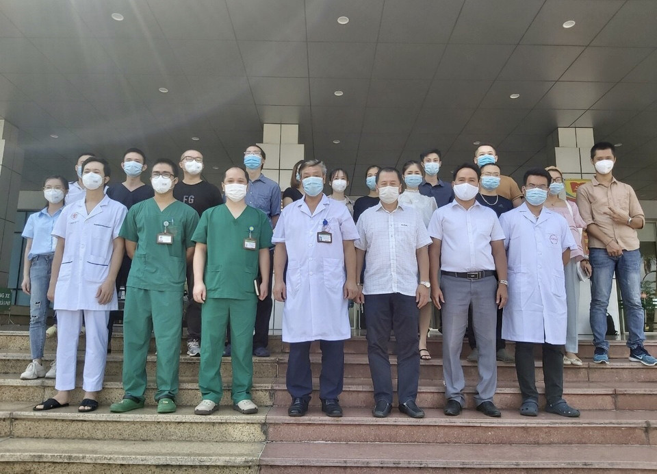 30 cán bộ y tế Bệnh viện Bệnh Nhiệt đới Trung ương hỗ trợ Thành phố Hồ Chí Minh chống dịch COVID-19. (Ảnh: TTXVN)
