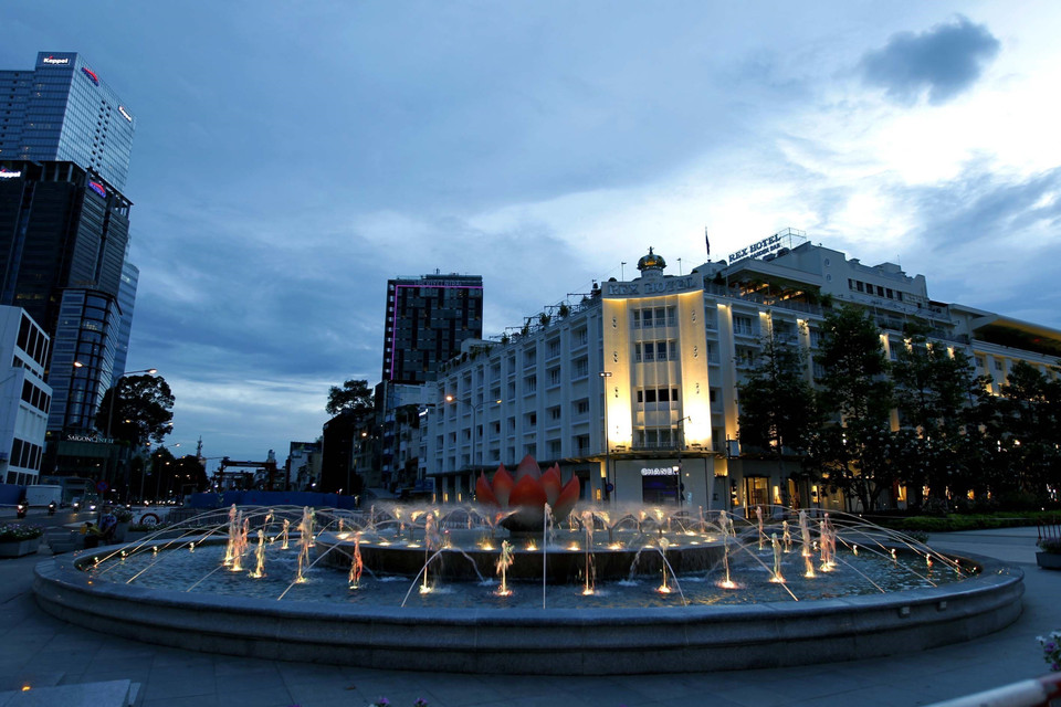 Nhiều tuyến phố ở trung tâm Thành phố Hồ Chí Minh vắng bóng người trước giờ thực hiện giãn cách theo Chỉ thị 16. (Ảnh: TTXVN)