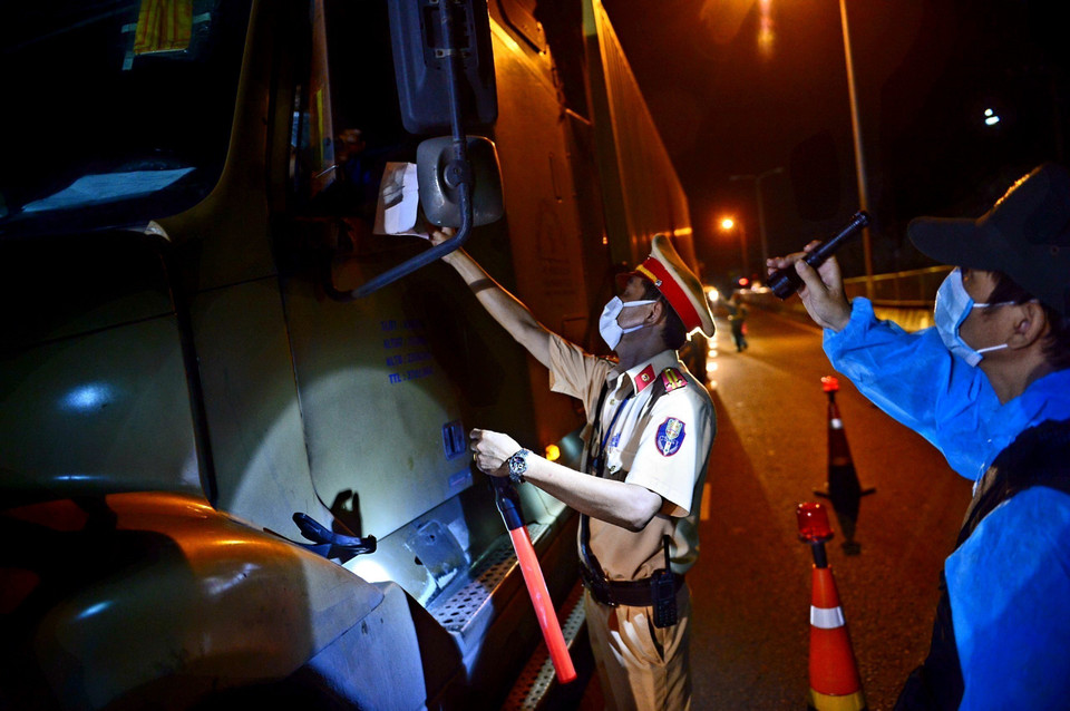 Thành phố Hồ Chí Minh tái lập 12 chốt, trạm kiểm soát phòng, chống dịch COVID-19 tại các cửa ngõ ra vào thành phố. (Ảnh: TTXVN)