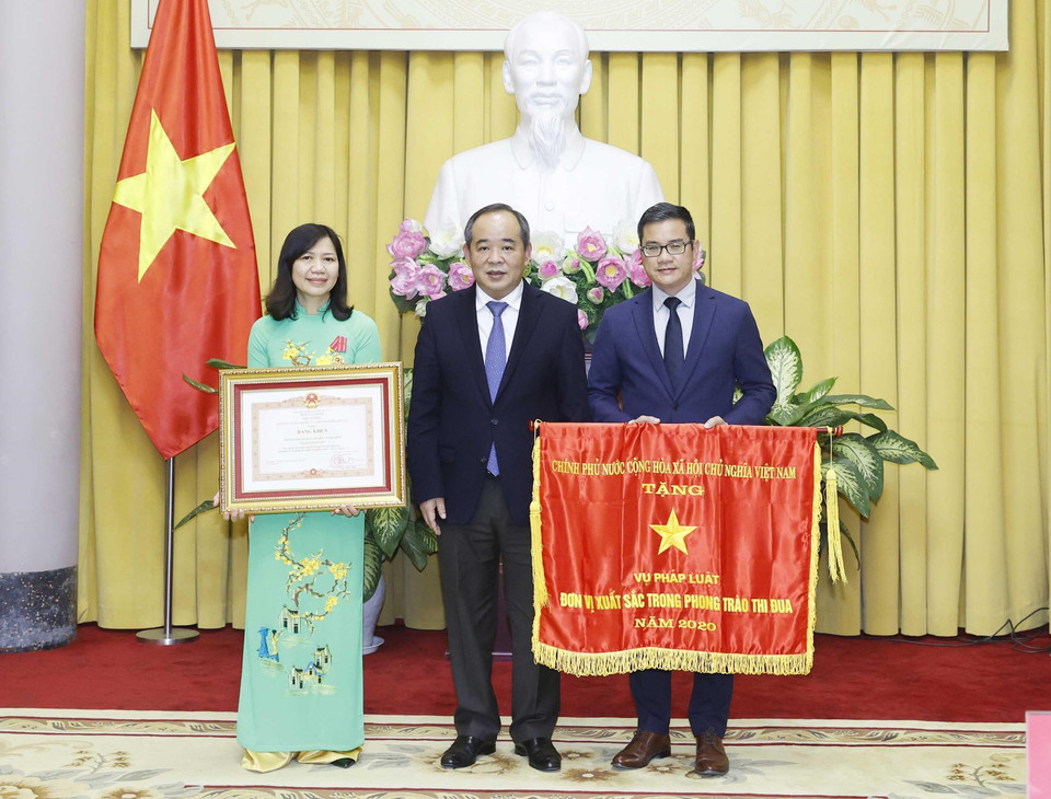 Chủ nhiệm Văn phòng Chủ tịch nước Lê Khánh Hải trao tặng Cờ thi đua Chính phủ và Bằng khen Thủ tướng cho các cá nhân. (Ảnh: Thống Nhất/TTXVN)