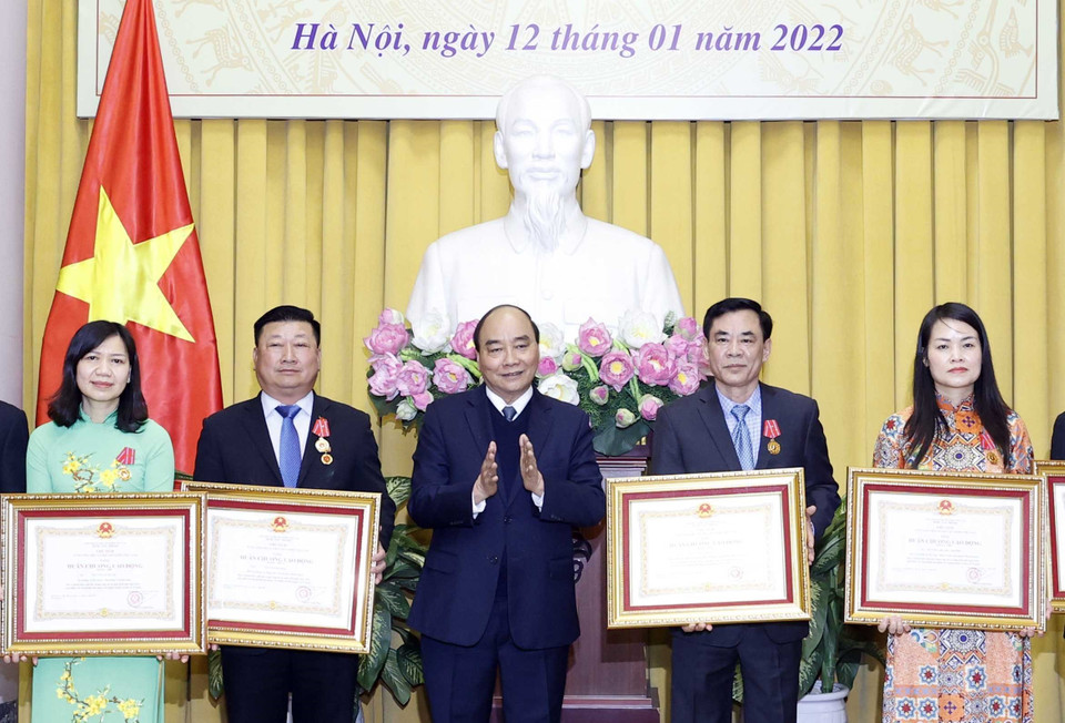Chủ tịch nước Nguyễn Xuân Phúc trao tặng Huân chương Lao động Hạng Nhất, Nhì cho các cá nhân. (Ảnh: Thống Nhất/TTXVN)