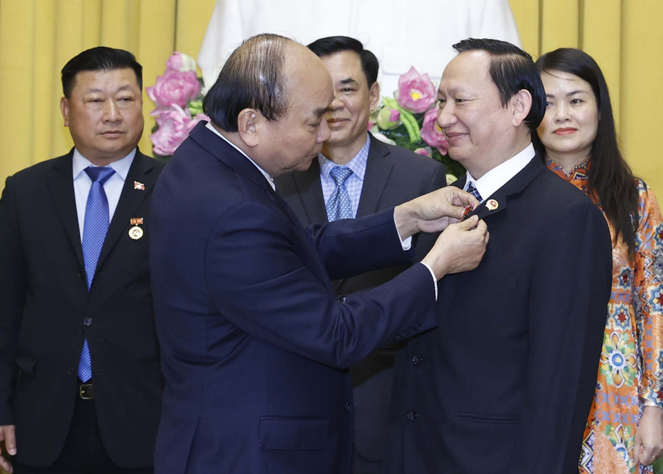 Chủ tịch nước Nguyễn Xuân Phúc trao tặng Huân chương Lao động Hạng Nhất, Nhì cho các cá nhân. (Ảnh: Thống Nhất/TTXVN)