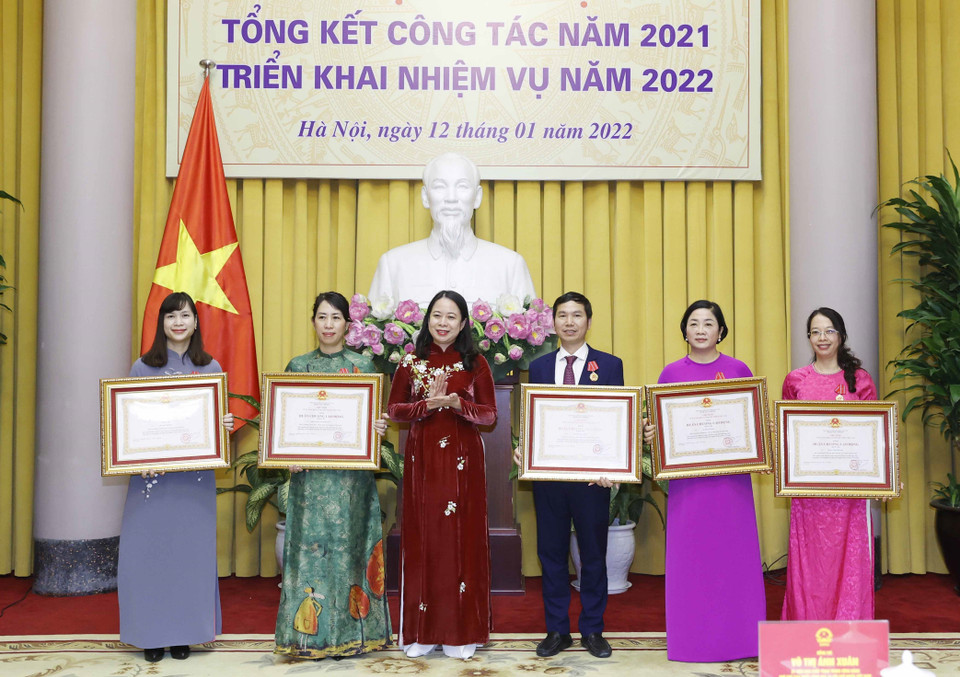 Phó Chủ tịch nước Võ Thị Ánh Xuân trao tặng Huân chương Lao động Hạng Ba cho các cá nhân. (Ảnh: Thống Nhất/TTXVN)