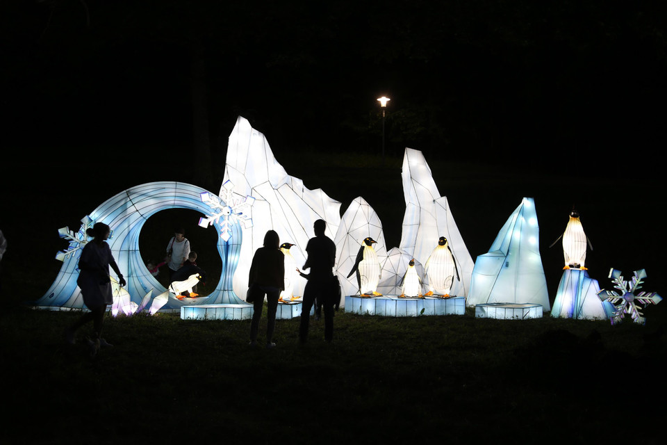 Một mẫu đèn lồng được trưng bày tại triển lãm đèn lồng Tự Cống ở Sibiu, Romania. (Ảnh: THX)