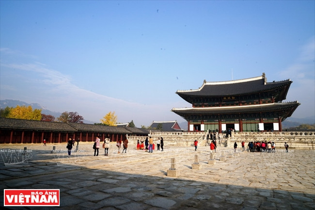 Điện Cần Chính (Geunjeongjeon) tòa kiến trúc lớn nhất trong cung điện Gyeongbokgung, dùng làm nơi thiết triều và tiếp đón các sứ thần.