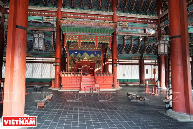 Phòng chính của tòa Chính điện, nơi đặt ngai vàng của nhà vua.