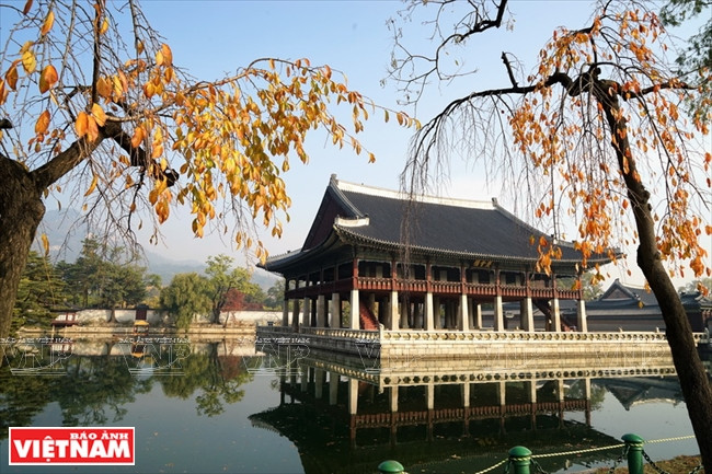 Lầu Khánh Hội (Gyeonghoeru), nơi tổ chức các buổi yến tiệc, thết đãi các sứ thần ngoại bang hoặc tổ chức các buổi đàn ca.