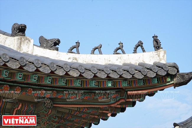 Kết hợp với lối kiến trúc đơn giản nhưng tạo nên sự vững vàng, mạnh mẽ.