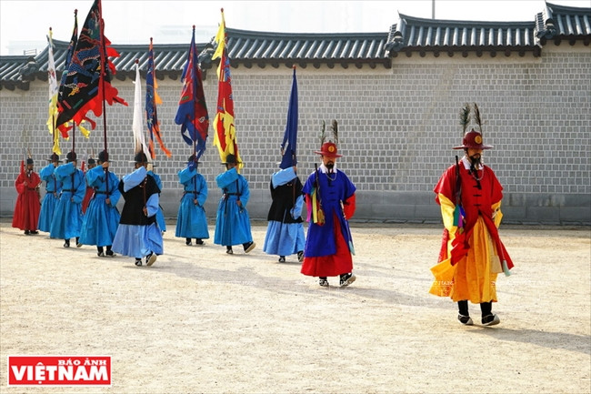 Nghi lễ đổi gác của lính canh hoàng gia trong cung điện Gyeongbokgung.