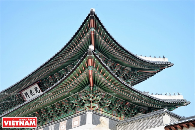 Các chi tiết kiến trúc với màu cơ bản là xanh, trắng, đỏ, đen, vàng.