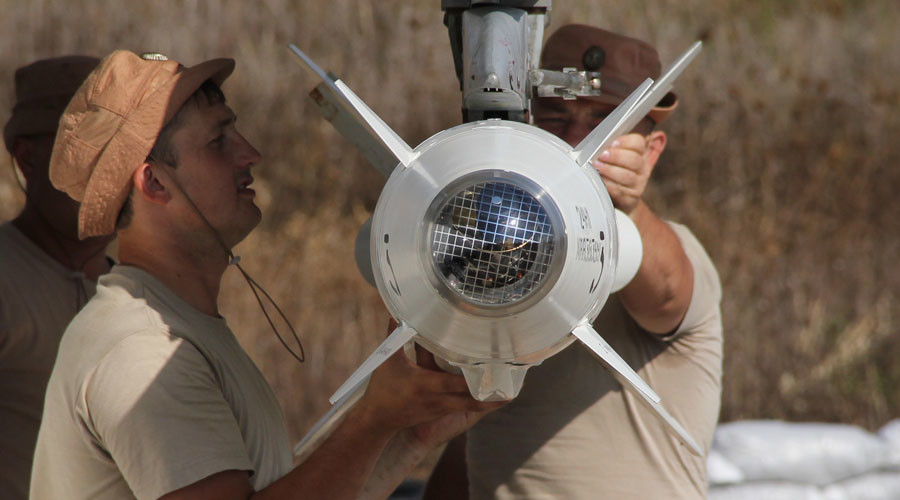 Binh sỹ Nga gắn tên lửa Kh-25L vào máy bay Su-24 tại căn cứ không quân Khmeimim ở Syria. (Ảnh: RIA Novosti)