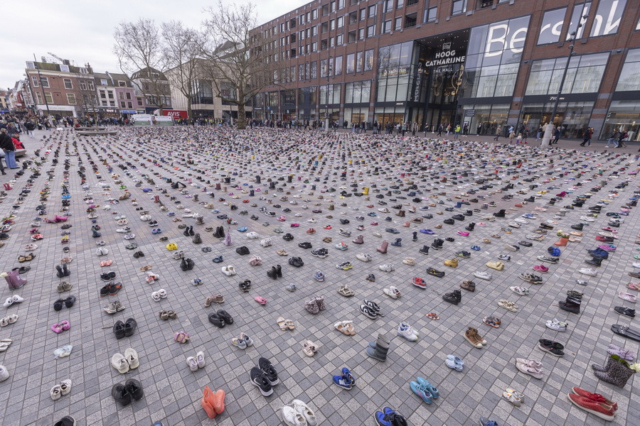 Ngày 17/3/2024, tại Utrecht, Hà Lan diễn ra cuộc trưng bày 14.000 đôi giày trẻ em tượng trưng cho số trẻ Palestine tại Dải Gaza thiệt mạng trong cuộc tấn công của Israel. (Ảnh: AA/TTXVN)