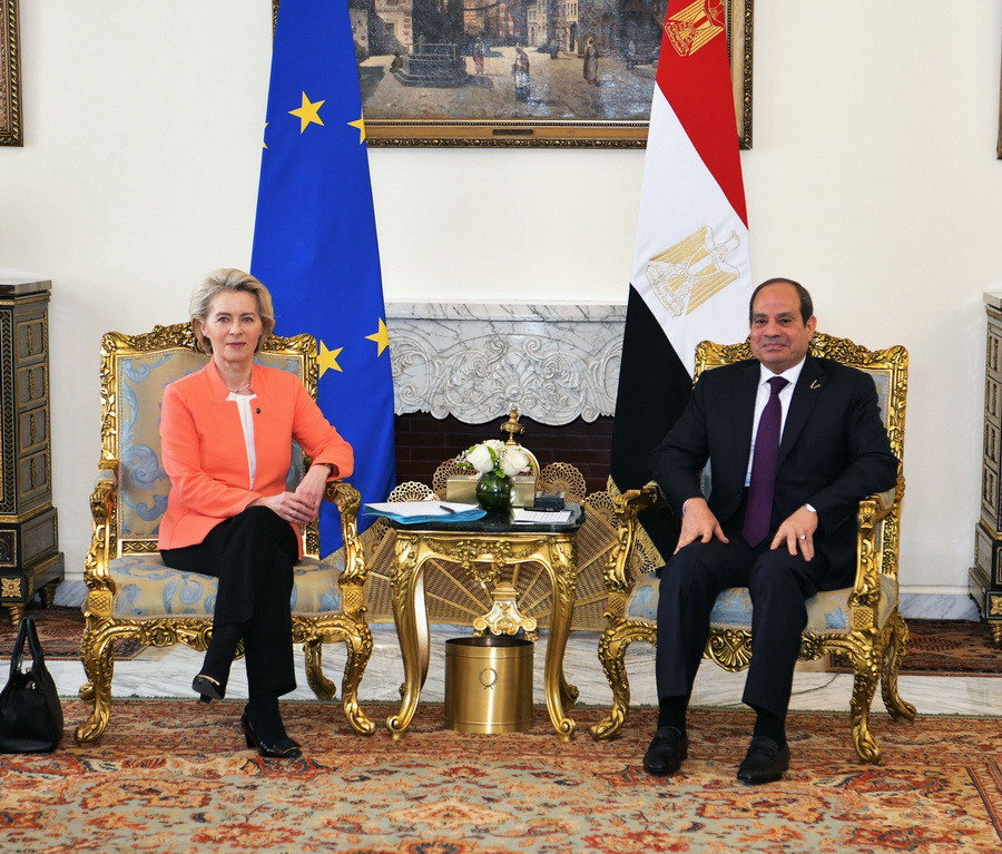 Ngày 17/3/2024, Tổng thống Ai Cập Abdel-Fattah El-Sisi (phải) và Chủ tịch Ủy ban châu Âu (EC) Ursula von der Leyen (trái) đã ký Tuyên bố chung về quan hệ Đối tác chiến lược và toàn diện giữa Ai Cập và Liên minh châu Âu (EU). (Ảnh: AFP/TTXVN)