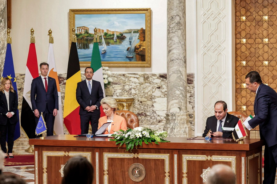 Tổng thống Ai Cập và Chủ tịch EC ký Tuyên bố chung về quan hệ Đối tác chiến lược và toàn diện giữa Ai Cập và Liên minh châu Âu (EU). (Ảnh: AFP/TTXVN)