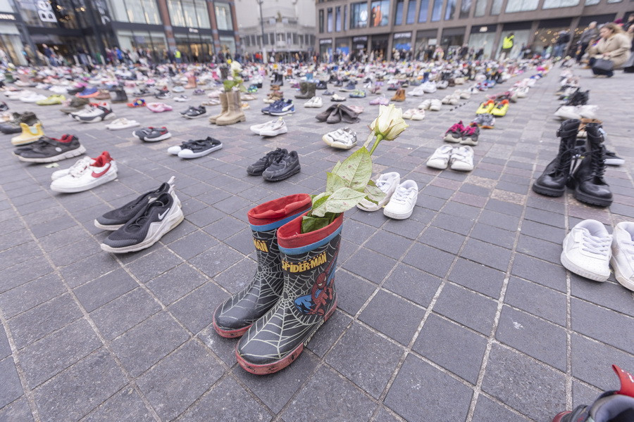 14.000 đôi giày trẻ em tượng trưng cho số trẻ Palestine tại Dải Gaza thiệt mạng trong cuộc tấn công của Israel. (Ảnh: AA/TTXVN)