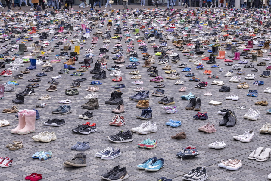 14.000 đôi giày trẻ em tượng trưng cho số trẻ Palestine tại Dải Gaza thiệt mạng trong cuộc tấn công của Israel. (Ảnh: AA/TTXVN)