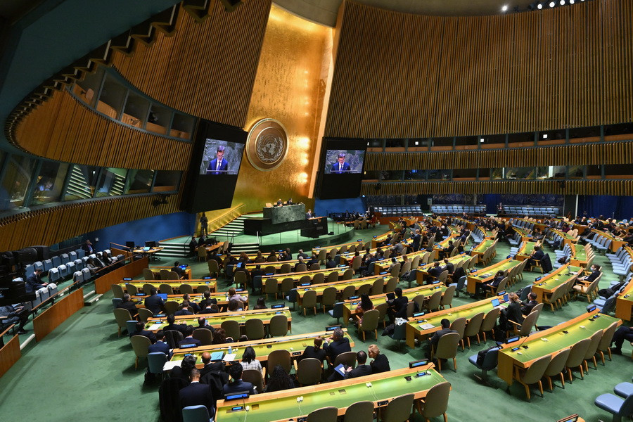 Ngày 21/3/2024, Đại hội đồng Liên hợp quốc đã thông qua một nghị quyết mang tính bước ngoặt về việc thúc đẩy các hệ thống trí tuệ nhân tạo (AI) "an toàn, bảo mật và đáng tin cậy" nhằm mang lại lợi ích là sự phát triển bền vững cho tất cả mọi người. (Ảnh: AFP/TTXVN)