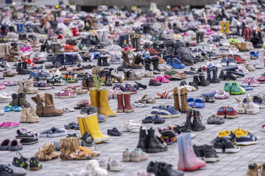 14.000 đôi giày trẻ em tượng trưng cho số trẻ Palestine tại Dải Gaza thiệt mạng trong cuộc tấn công của Israel. (Ảnh: AA/TTXVN)