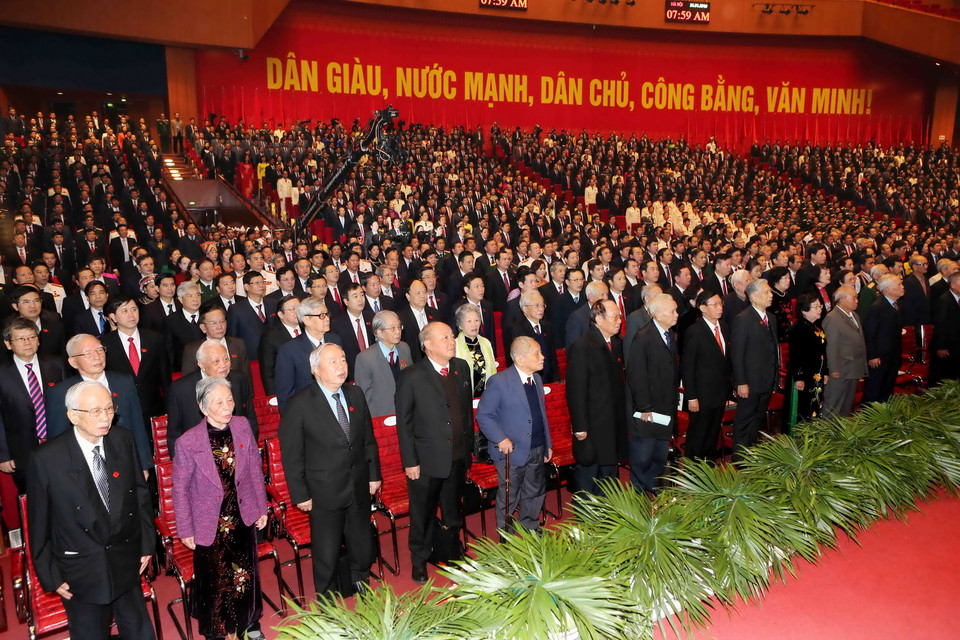 Các đại biểu dự Đại hội làm lễ chào cờ. (Ảnh: TTXVN)