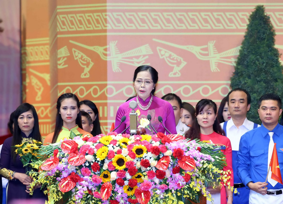 Bà Lê Thị Kim Oanh, Phó Chủ tịch Thường trực Ủy ban Mặt trận Tổ quốc Việt Nam Thành phố Hà Nội, thay mặt các tầng lớp nhân dân Thủ đô và cả nước phát biểu chào mừng Đại hội. (Ảnh: TTXVN)